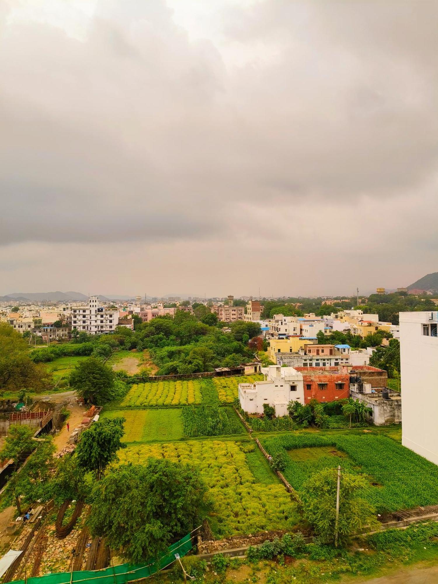 Hotel Veer Palace Near Udaipole Udaipur Exteriör bild